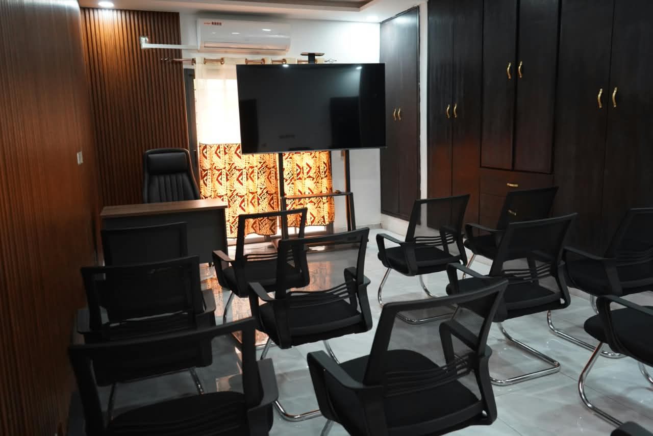Salle de formation de 25 places, mur habillé de bois