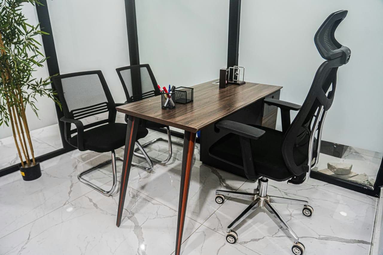 Bureau privatif : bureau en bois, fauteuil ergonomique, deux chaises visiteurs, cloisons vitrées