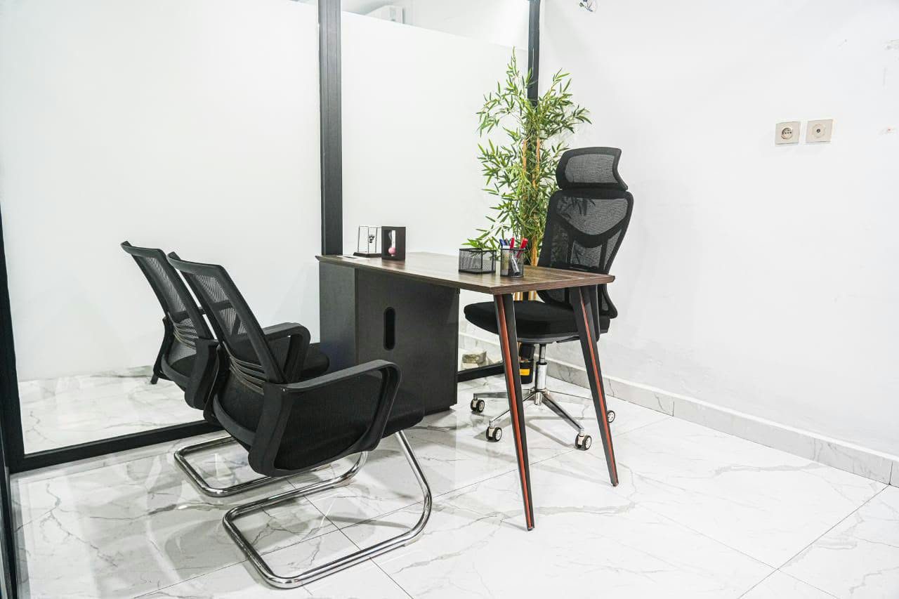 Bureau privatif vu de côté, plante et sol en marbre