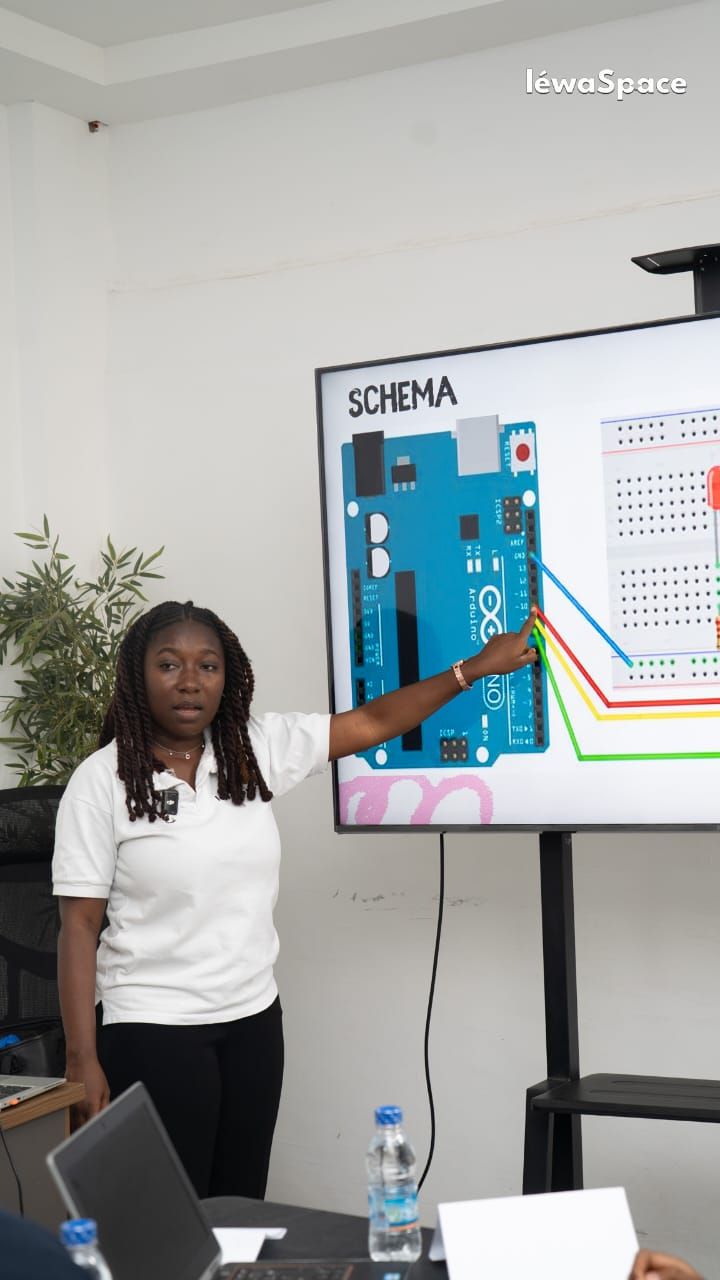 Formatrice expliquant un schéma Arduino à l'écran