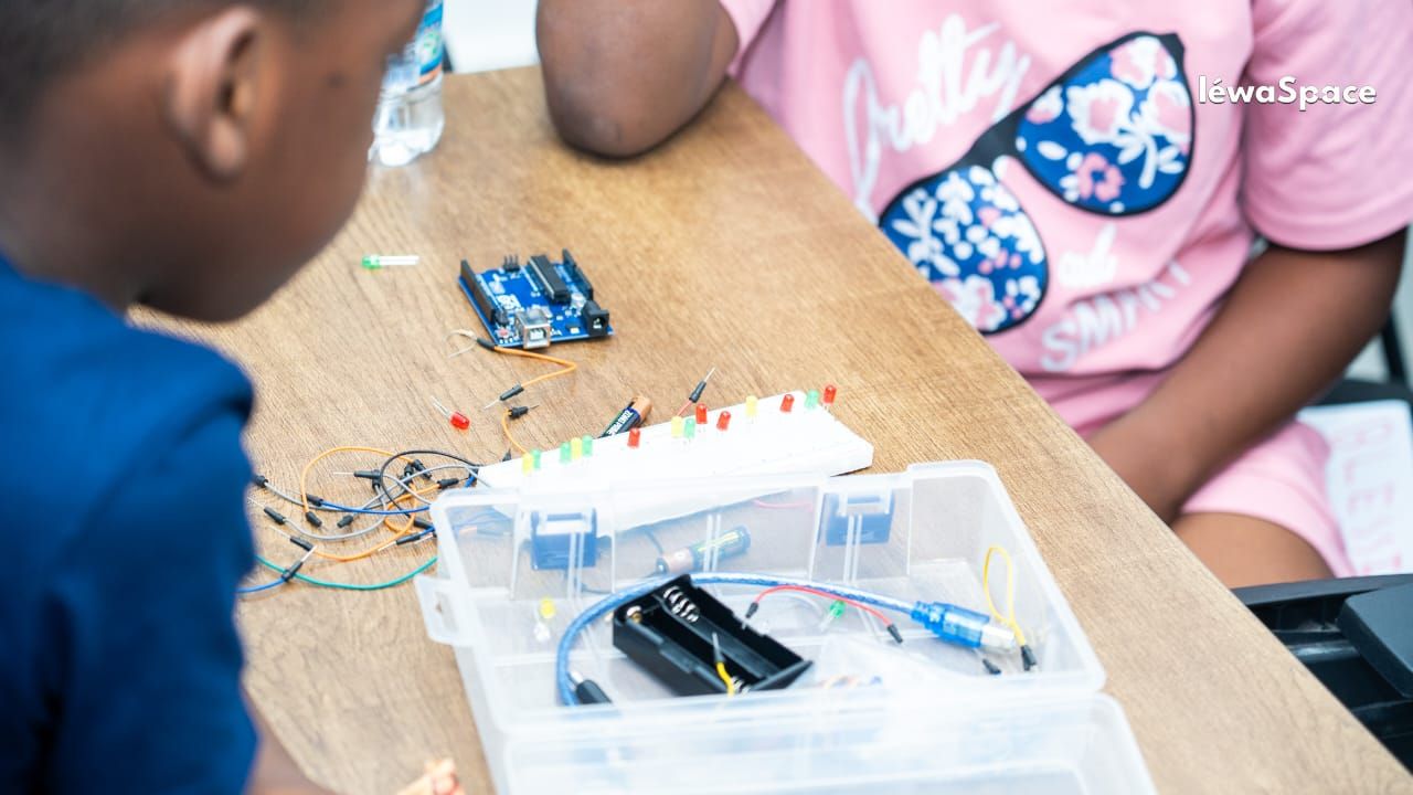 Carte Arduino, LED et kit de composants sur une table